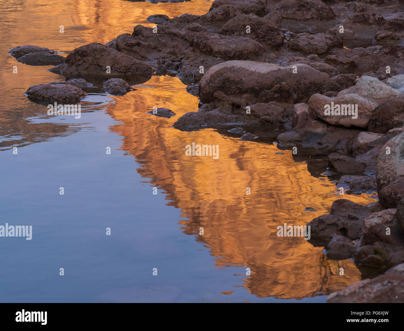 Spiegelungen im Wasser, Nofretete Campingplatz, Grau Canyon North von Green River, Utah. Stockfoto