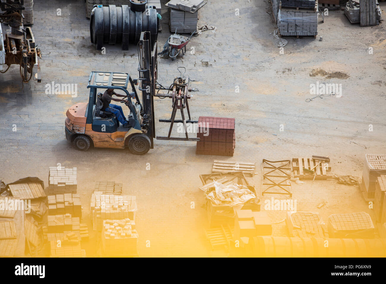 Arbeitnehmer bewegen Gabelstapler auf Yard Stockfoto