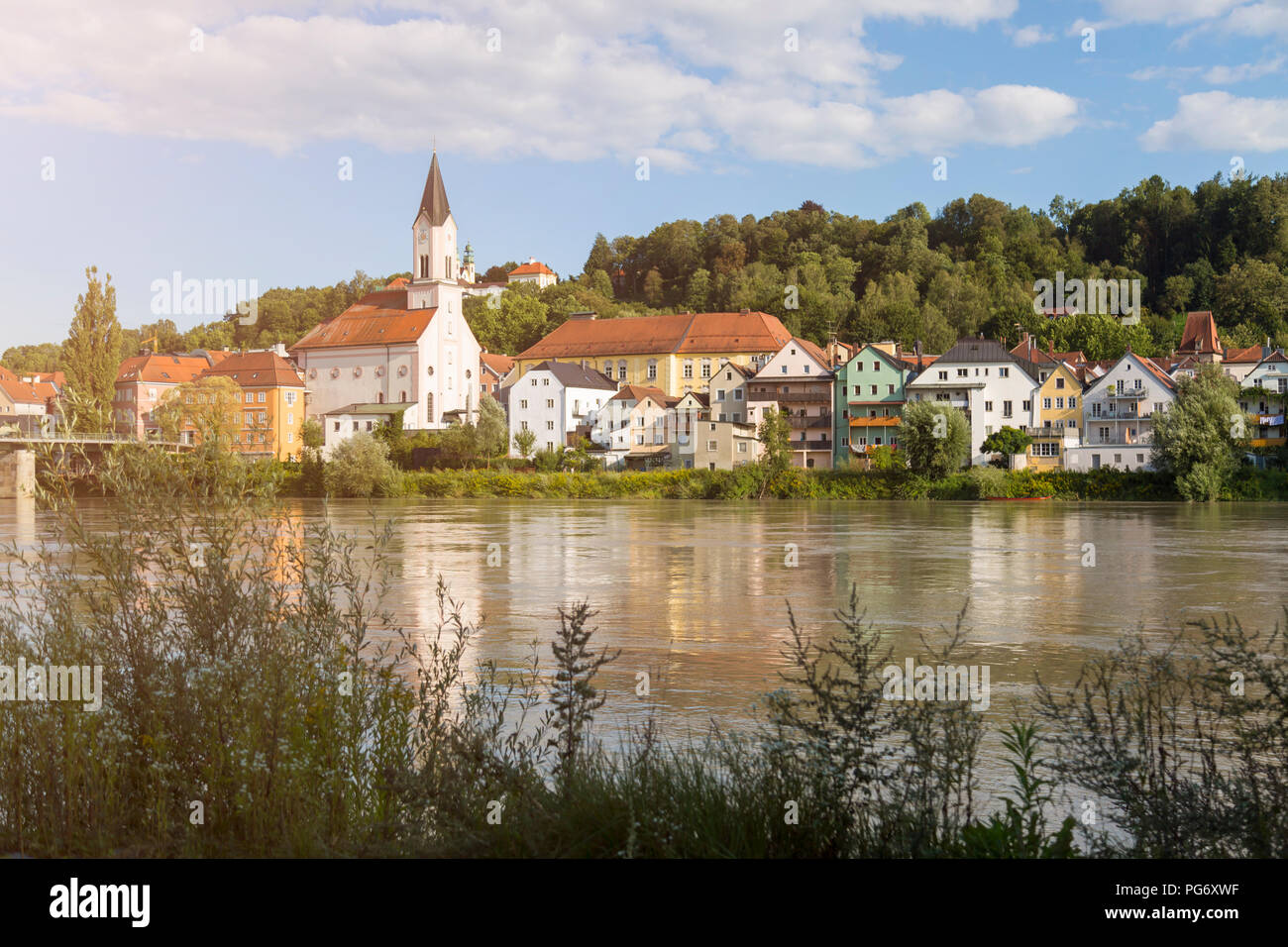 Deutschland, Passau, Blick auf die Stadt mit Inn River im Vordergrund. Stockfoto