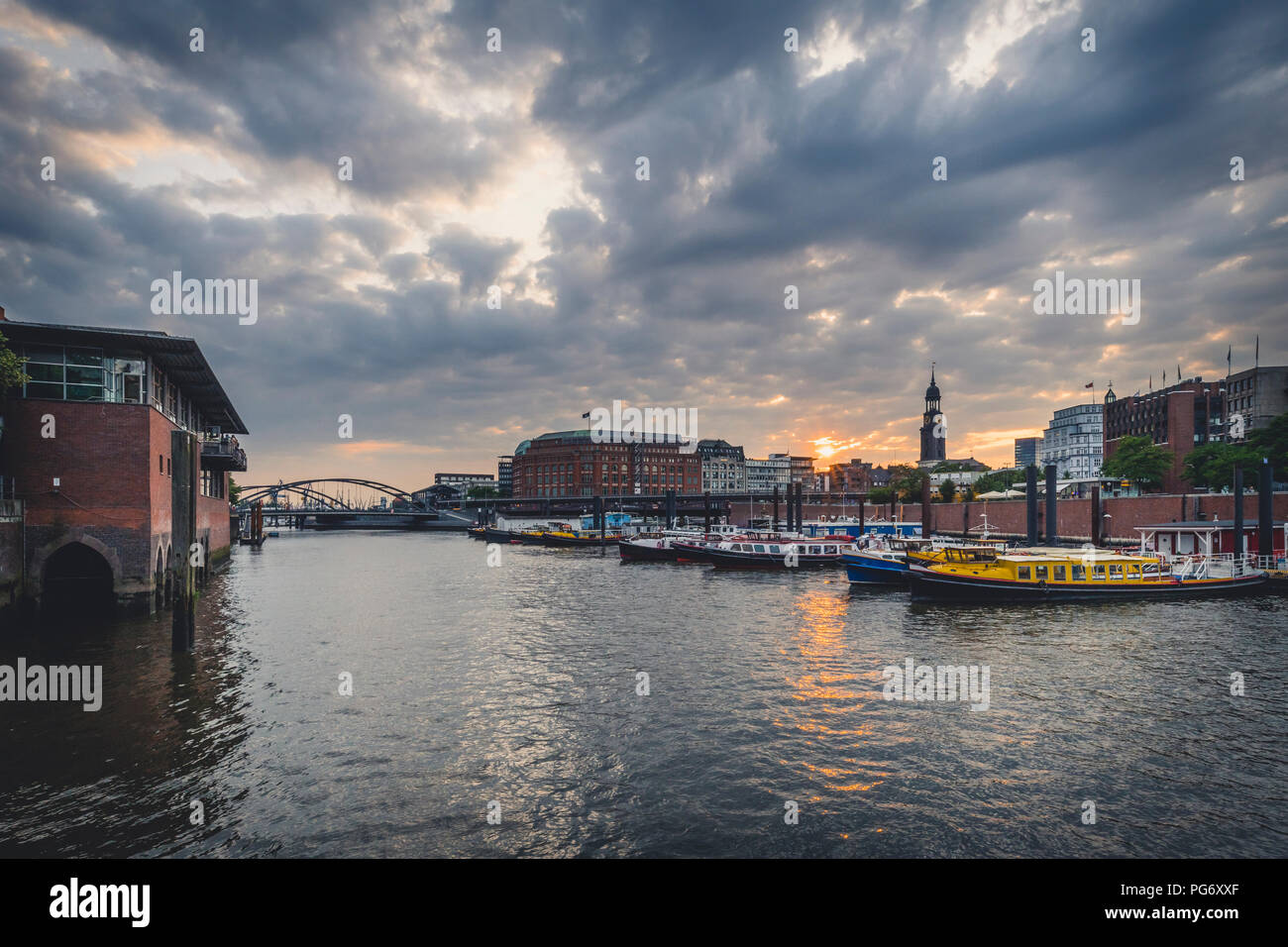 Deutschland, Hamburg, Binnenhafen mit St. Michaelis Kirche im Hintergrund Stockfoto
