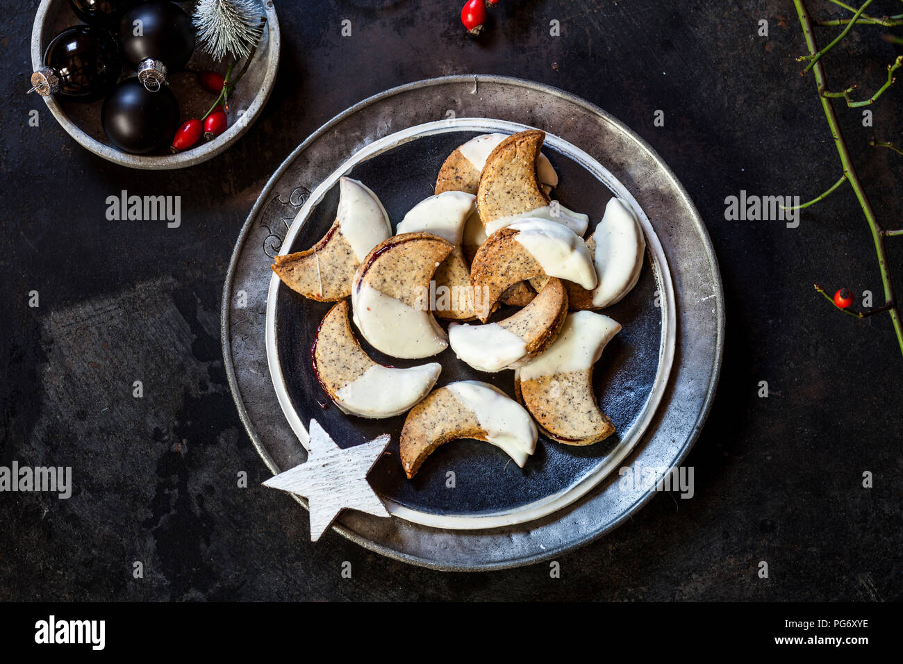 Mürbteig Gebäck mit Mohn- und weißer Schokolade gefüllt mit Trauben Gelee Stockfoto