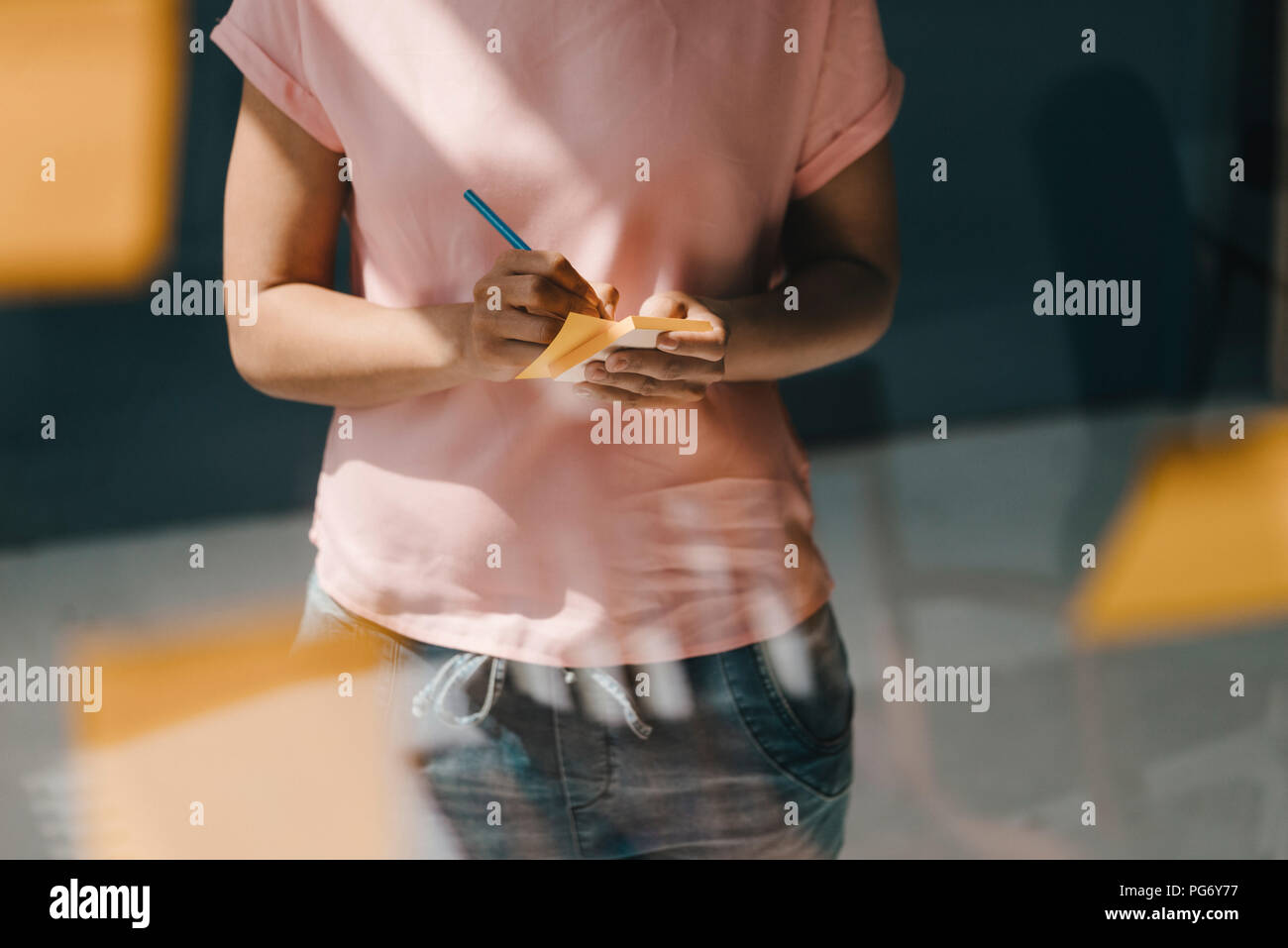 Frau Brainstorming in Office usine Haftnotizen Stockfoto