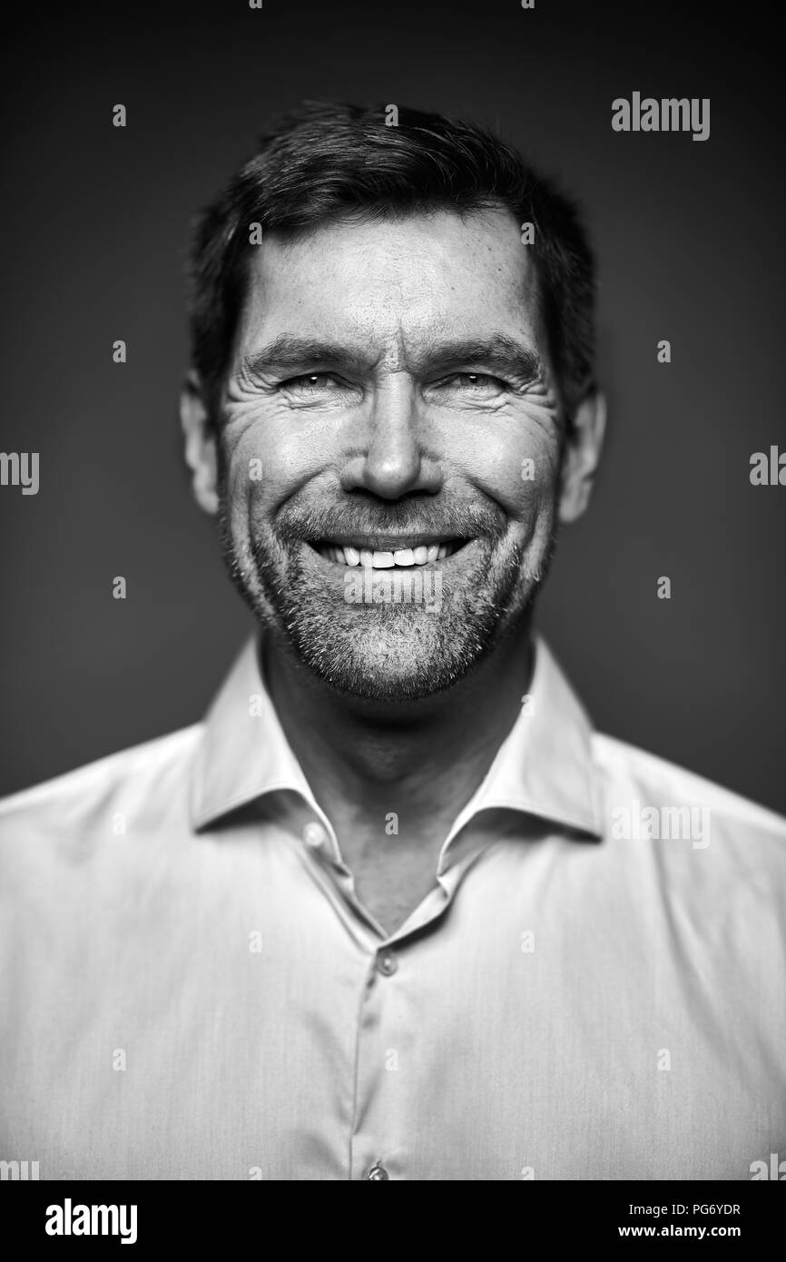 Portrait von lächelnden Mann, Schwarz und Weiß Stockfoto