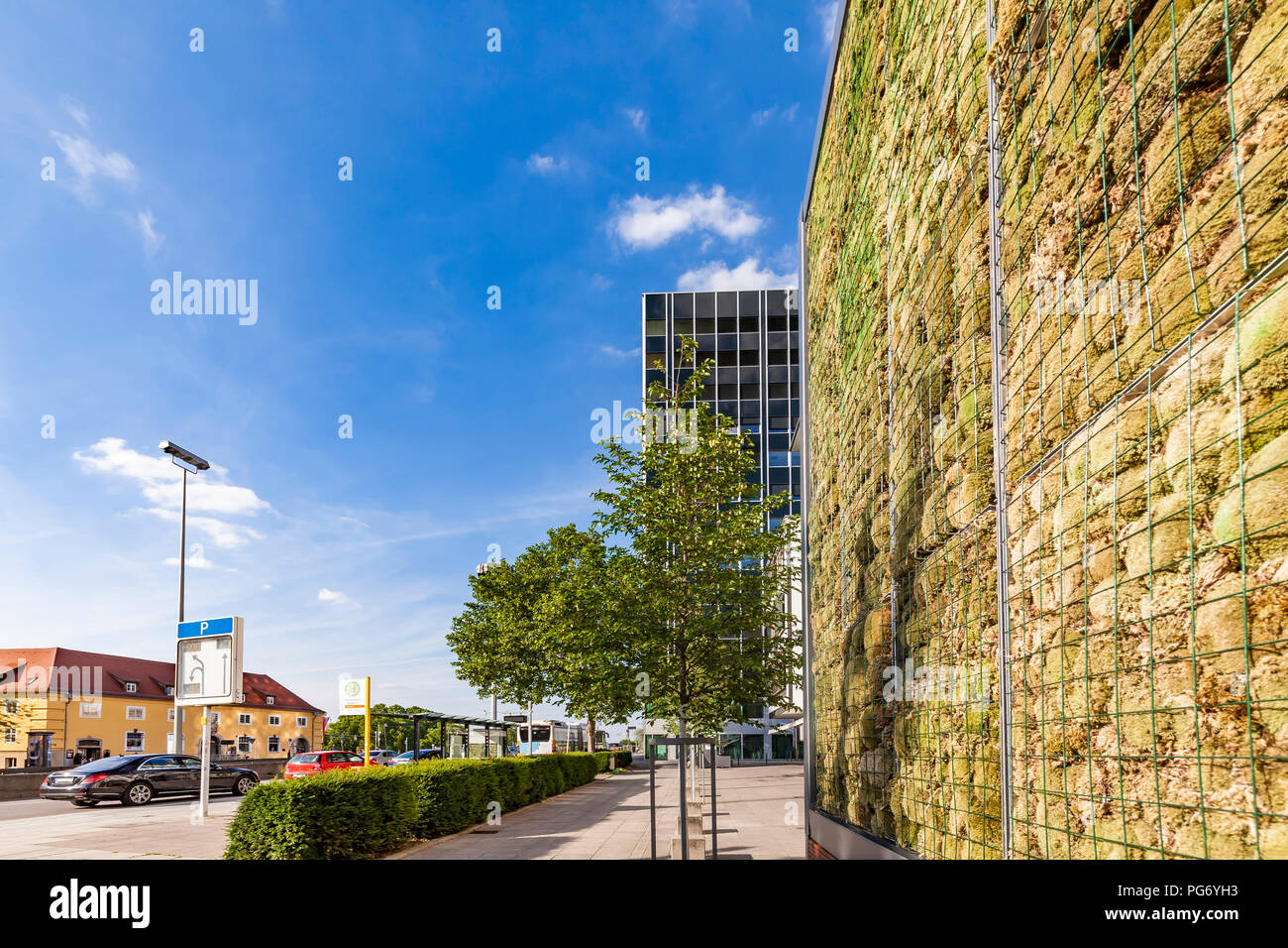 Deutschland, Stuttgart, an der Wand mit Moos in der Nähe von Bushaltestelle, Kontrolle der Luftverschmutzung Stockfoto