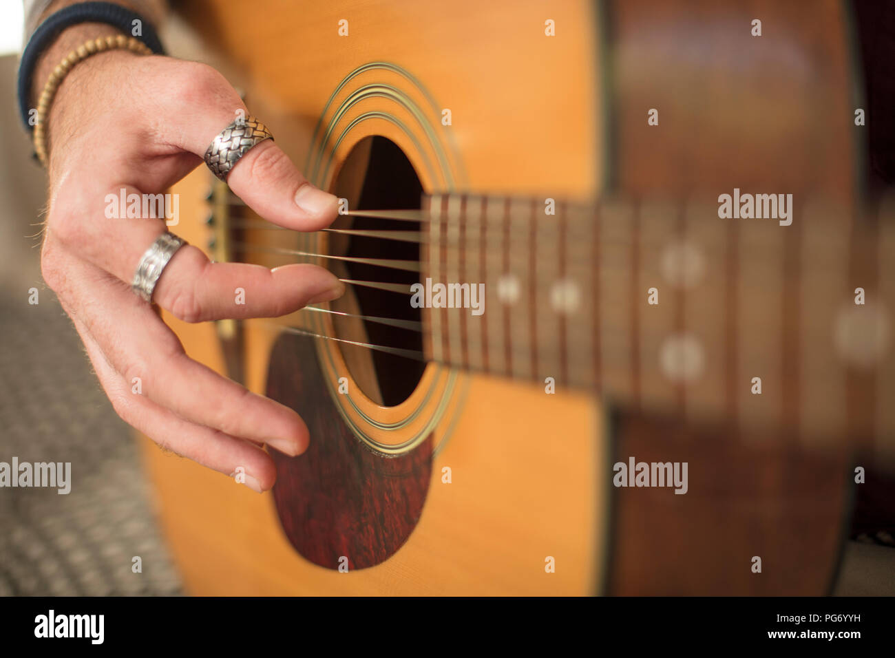 Nahaufnahme der Hand Mann spielt Gitarre Stockfotografie - Alamy