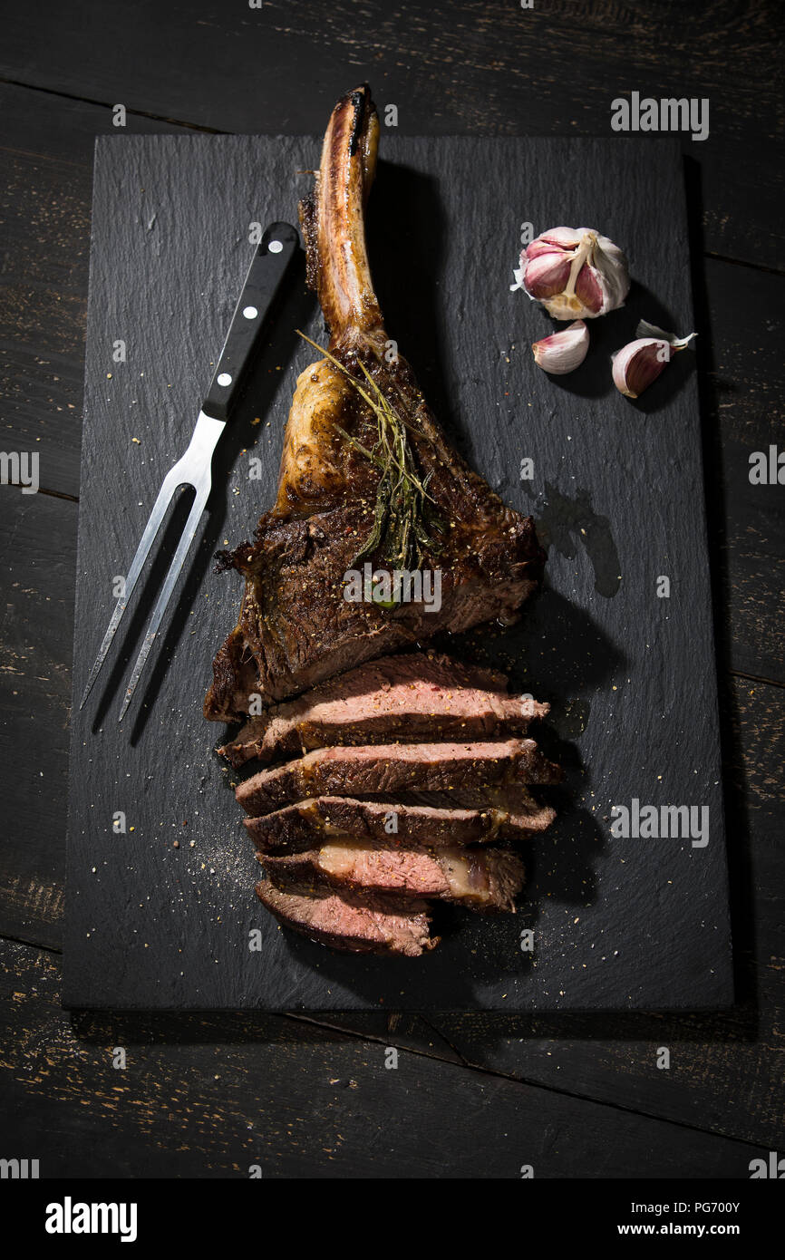 Tomahawk Steak vom Grill und Knoblauch Stockfoto