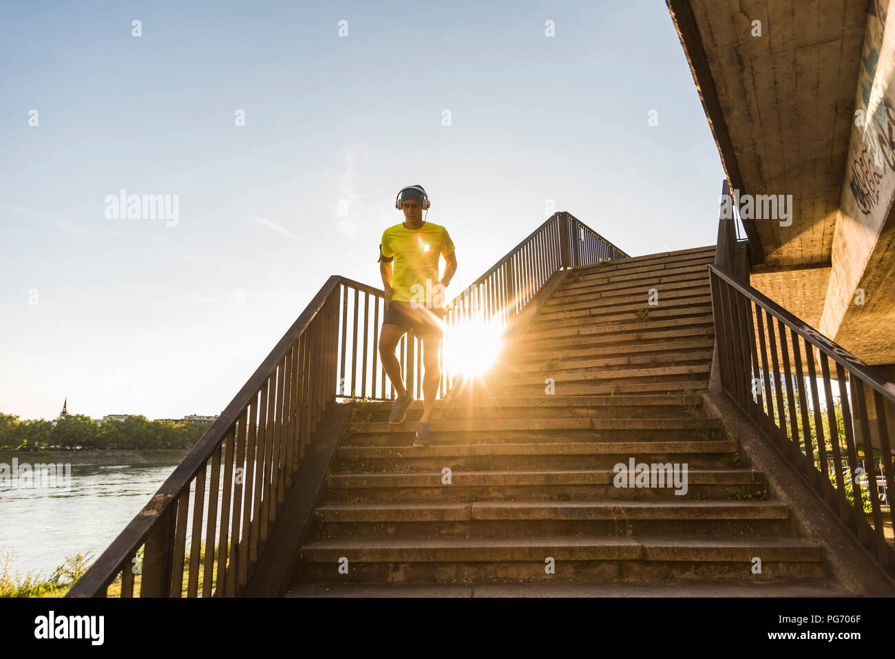 Junge Sportler Joggen die Treppe hinauf in die Stadt Stockfoto
