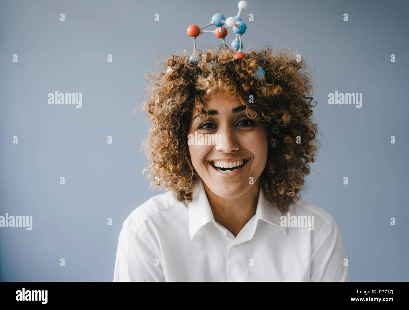 Junge Frau mit Molekül Modell im Haar Stockfoto