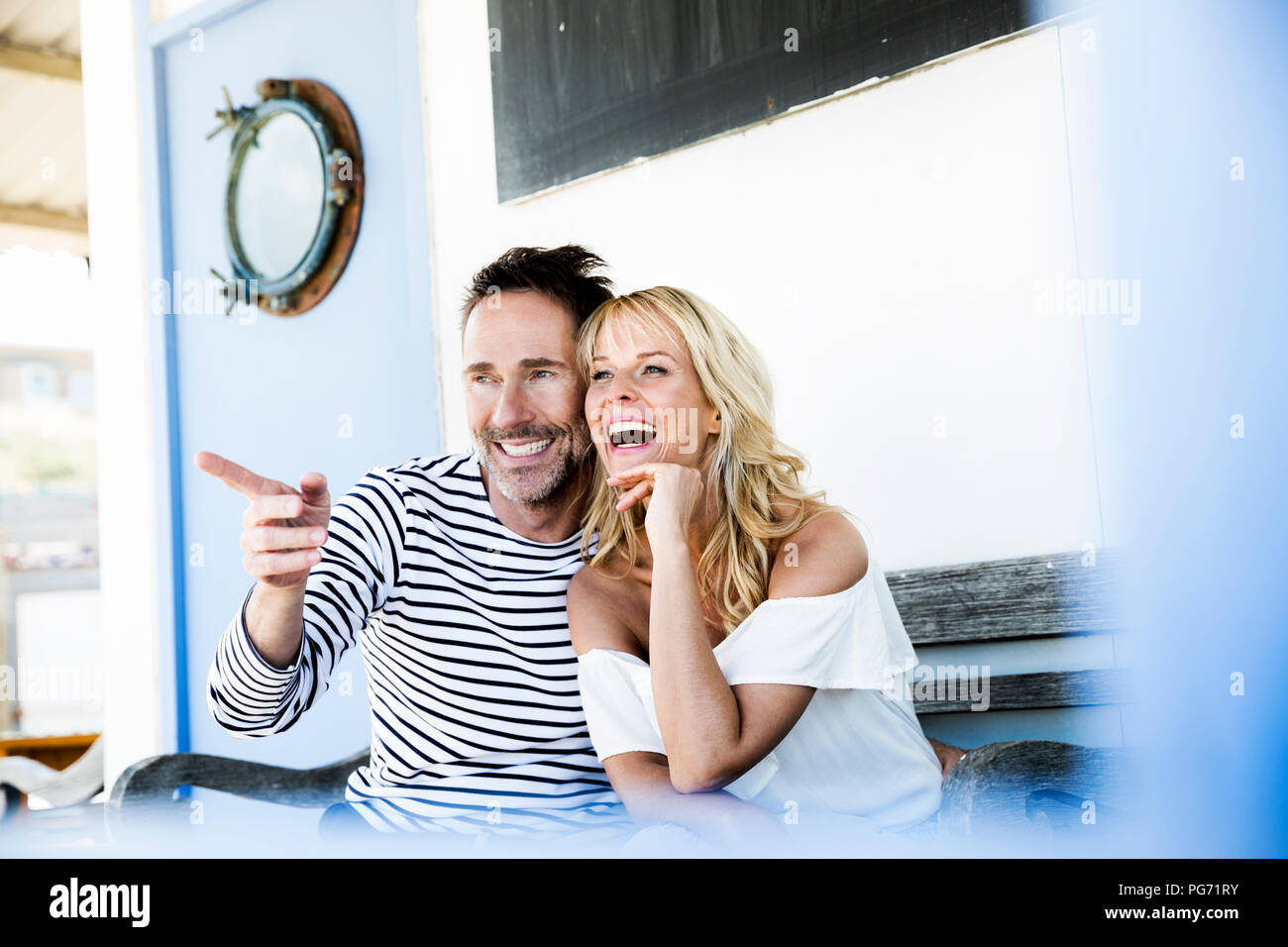 Glückliches Paar am Strand etwas entdecken Stockfoto