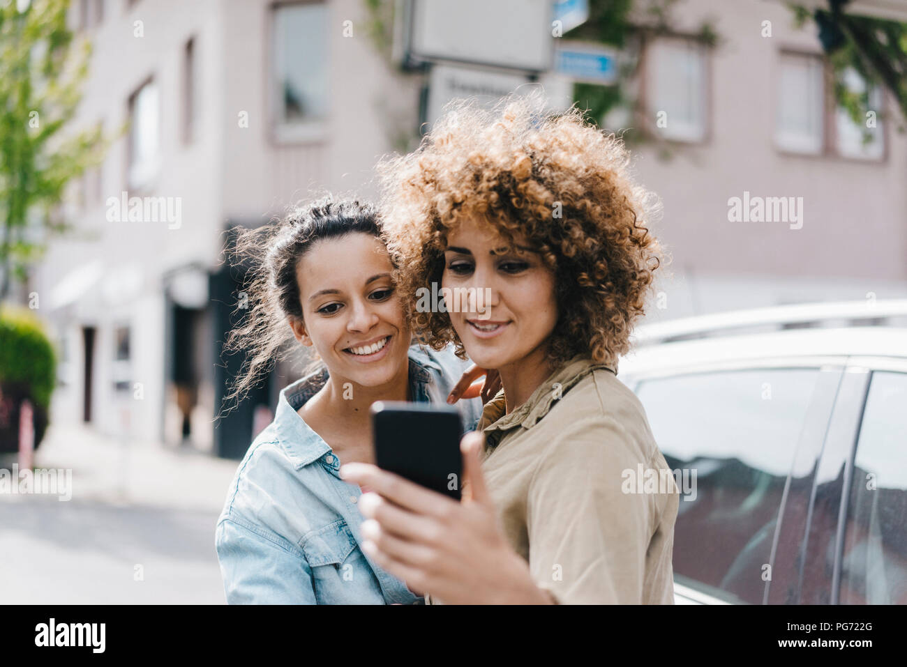Beste Freunde unter selfies mit einem Smartphone in der Stadt Stockfoto