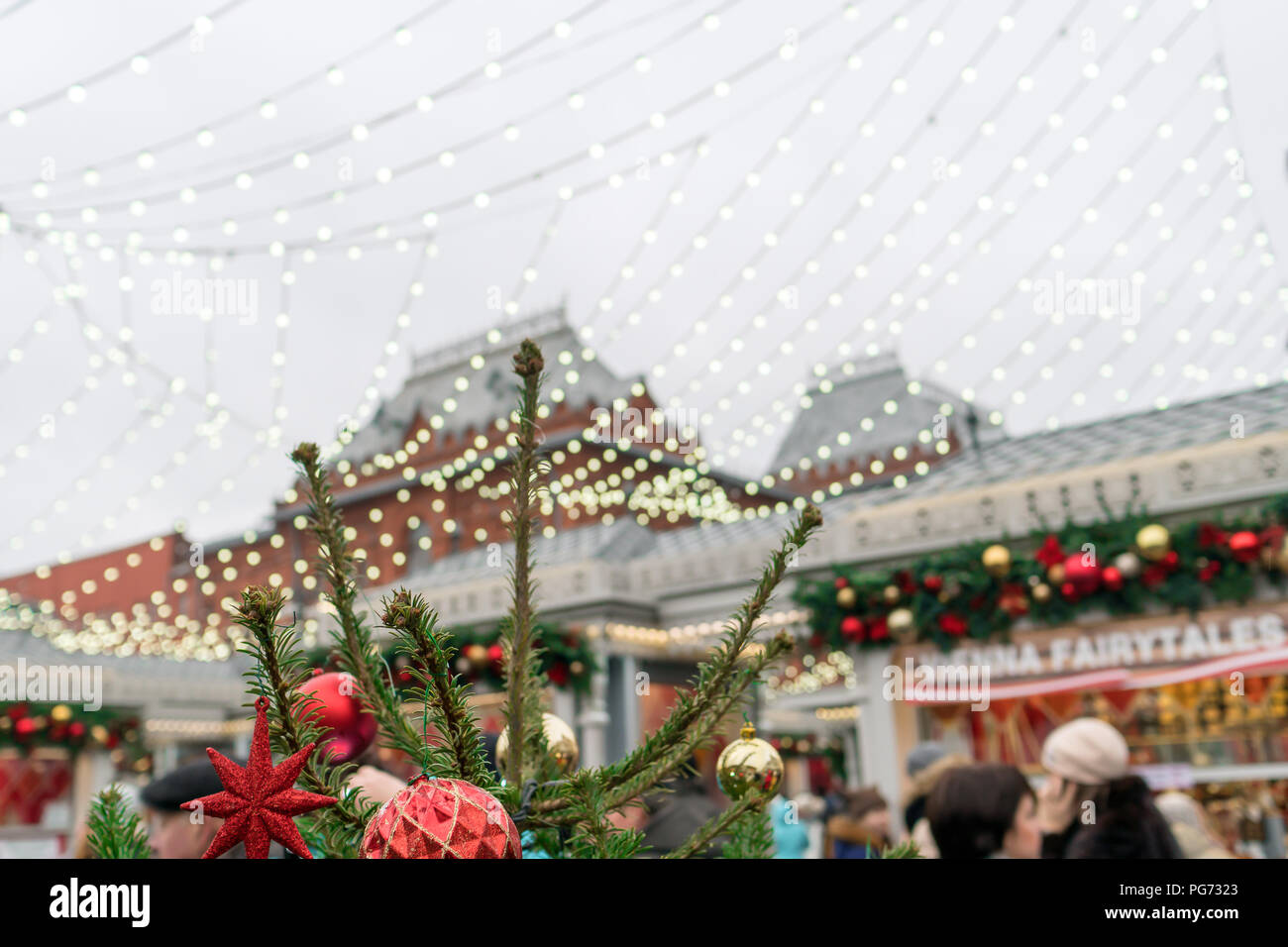Volksfeste auf dem Hintergrund der Moskauer Kreml, das traditionelle Weihnachten, das neue Jahr Fair Stockfoto