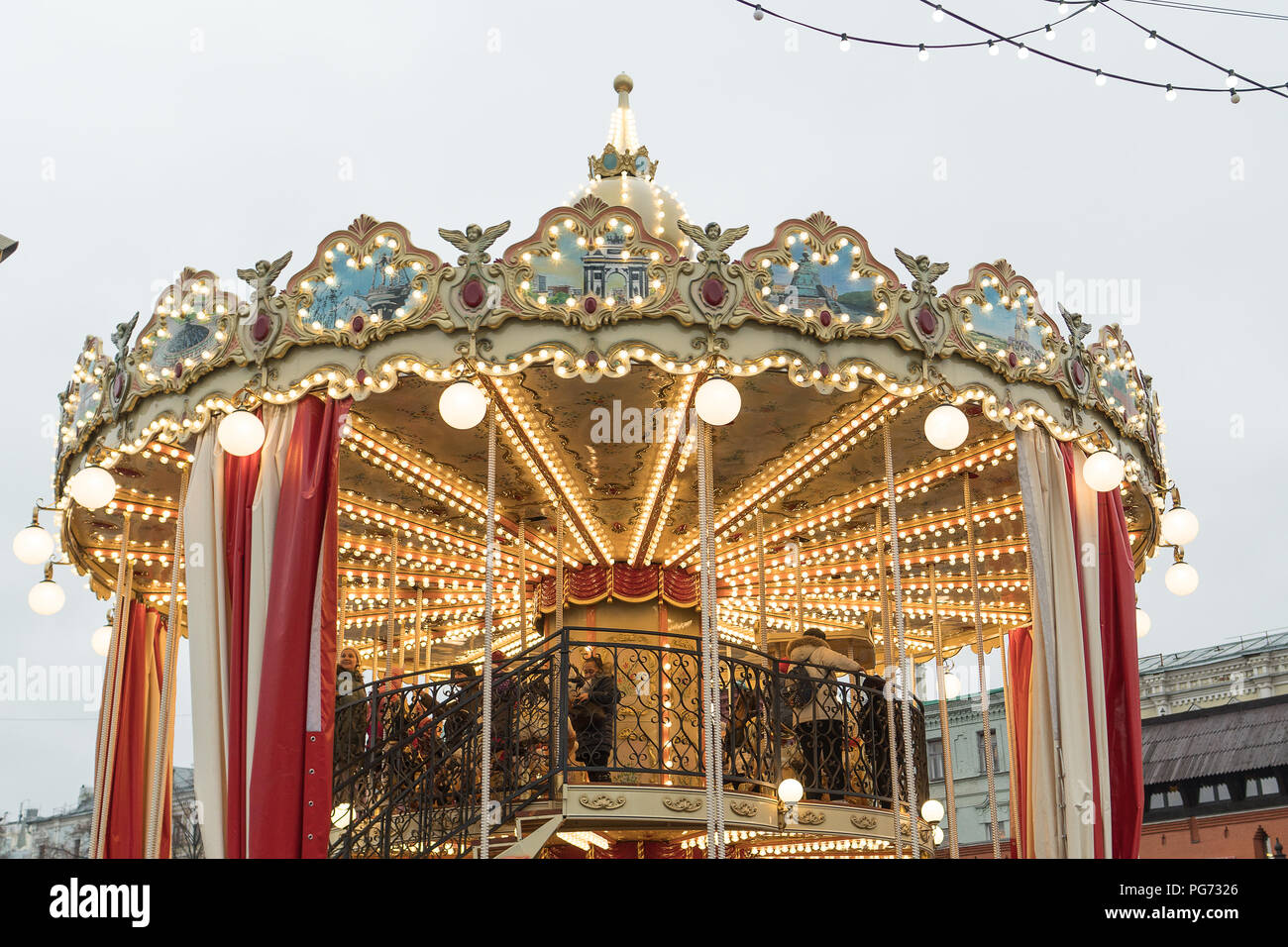 Karussell, Volksfeste auf dem Hintergrund der Moskauer Kreml, traditionelle Weihnachten, das neue Jahr Fair Stockfoto