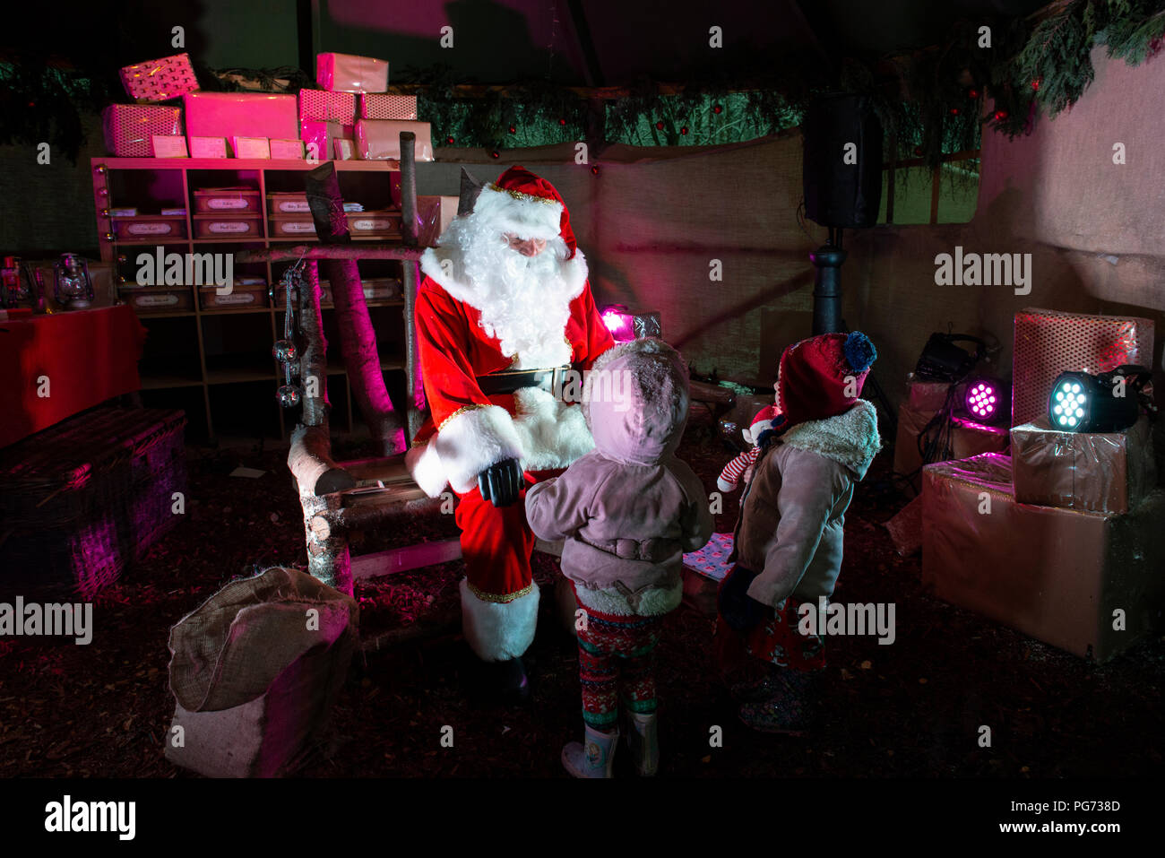 Junge Mädchen, aufgeregt Besuchen Sie den Weihnachtsmann. Quelle: Lee Ramsden/Alamy Stockfoto