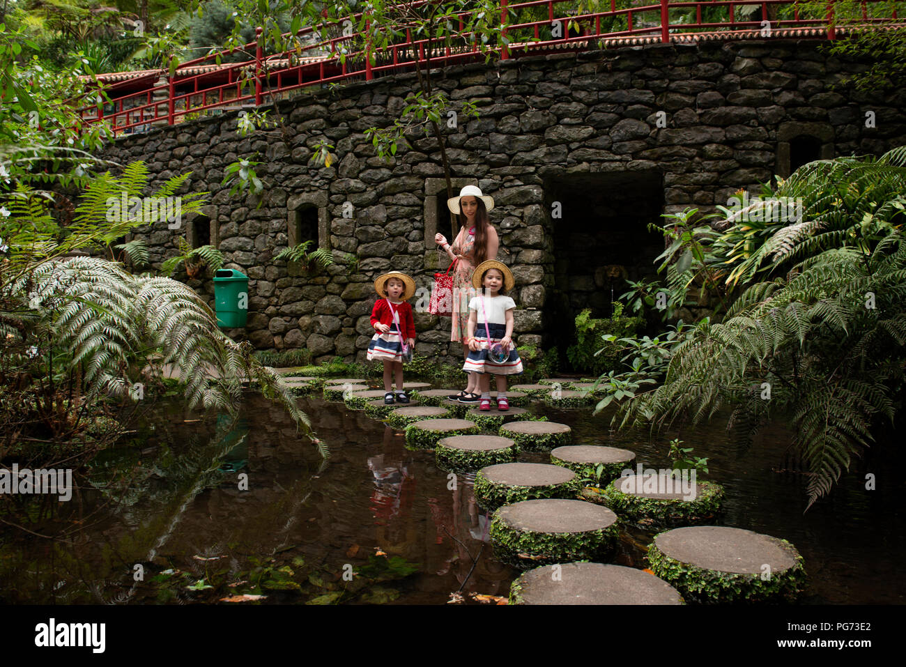 Junge Mädchen, die in tropischen Gärten in Madeira. Stockfoto