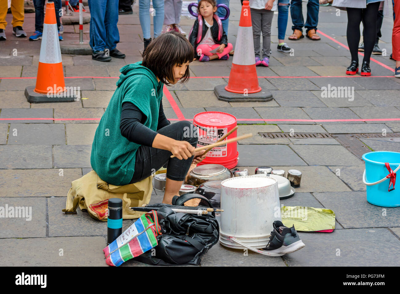 EDINBURGH FESTIVAL FRINGE 2018 schlug ein Rhythmus aus KÜCHENUTENSILIEN EIN DRUM PLAYER Stockfoto