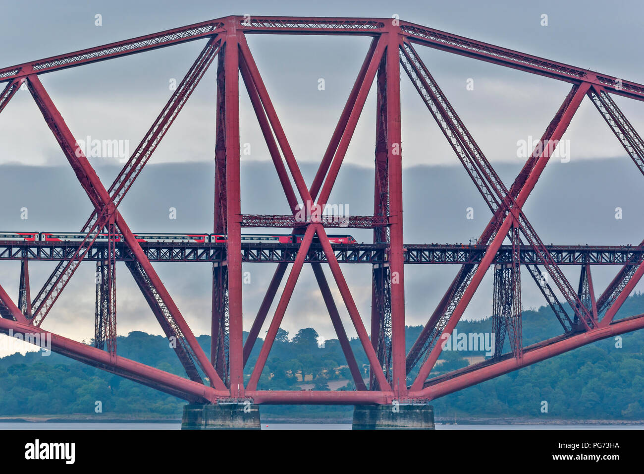 Die Eisenbahnbrücke über den Firth von weiter SCHOTTLAND ROTEN UND WEISSEN LNER ZUG ÜBER DIE BRÜCKE Stockfoto