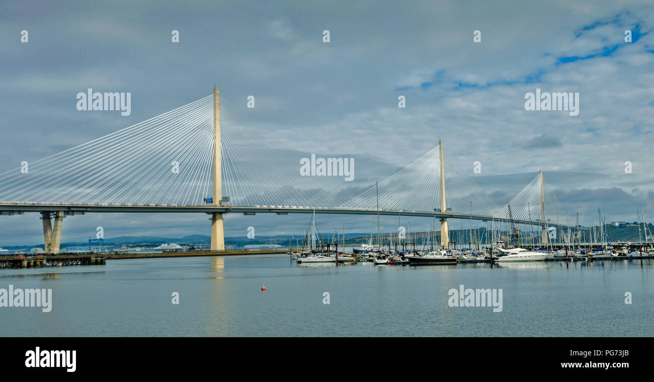 Neue Forth Road Bridge QUEENSFERRY ÜBERQUEREN DER BRÜCKE AM FRÜHEN MORGEN SONNENSCHEIN UND YACHT MARINA Stockfoto