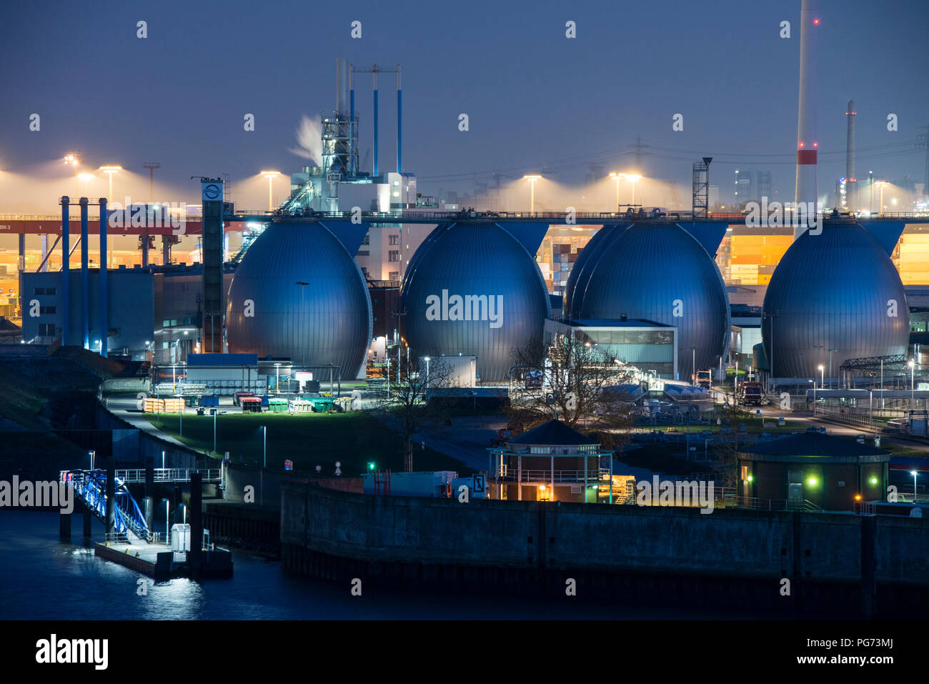 Deutschland, Hamburg, Kläranlage und Biogasanlage, wo Abwasser zu Biogas verarbeitet wird, an der Elbe, Steel Tower für Biogas/Deutschland, Hamburg, Hamburg Wasser mit Klaerwerk Faultuerme Koehlbrandhoeft Biogasanlage, an der Elbe Stockfoto