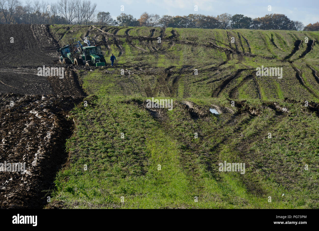 Deutschland, Landwirtschaft mit extremen nassem Boden nach starken Regenfällen für Tage, zwei große John Deere Traktoren in der Furche spezial-verriegelt Stockfoto