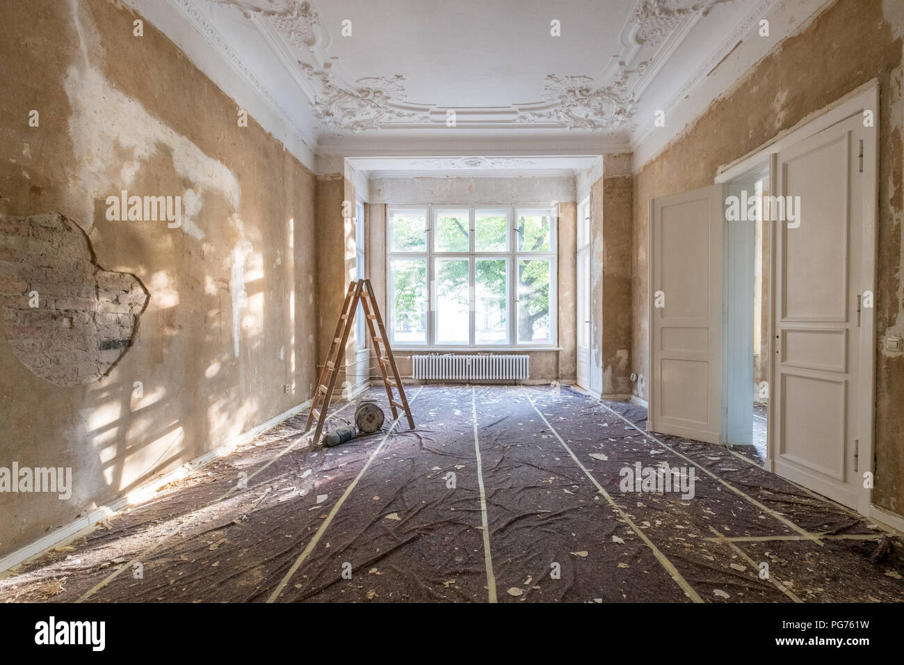 Sanierungskonzept - Leiter in leere Wohnung Zimmer während der Restaurierung oder Sanierung Stockfoto