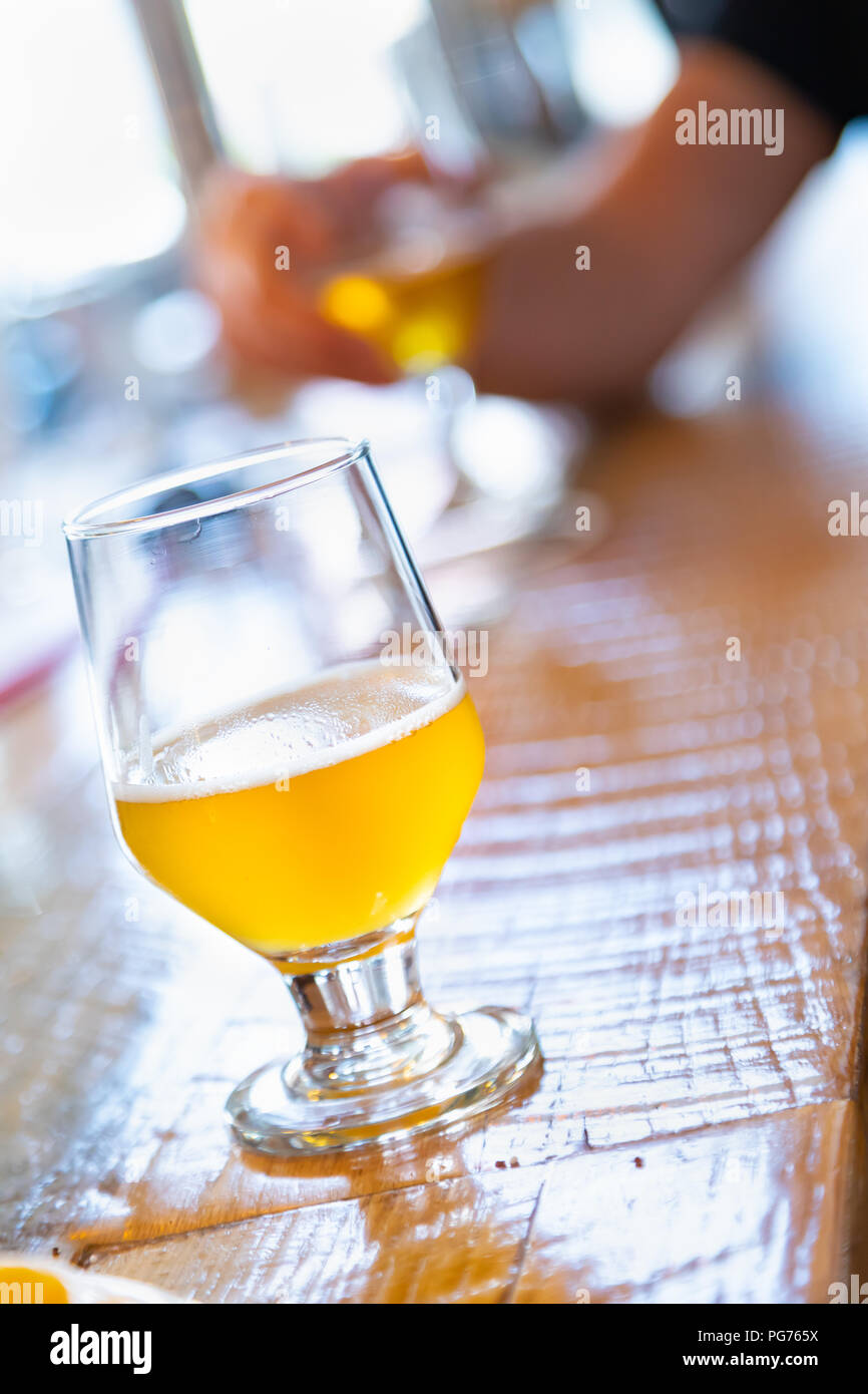 Zusammenfassung von kleinen Glas Micro Brew Bier an der Bar. Stockfoto