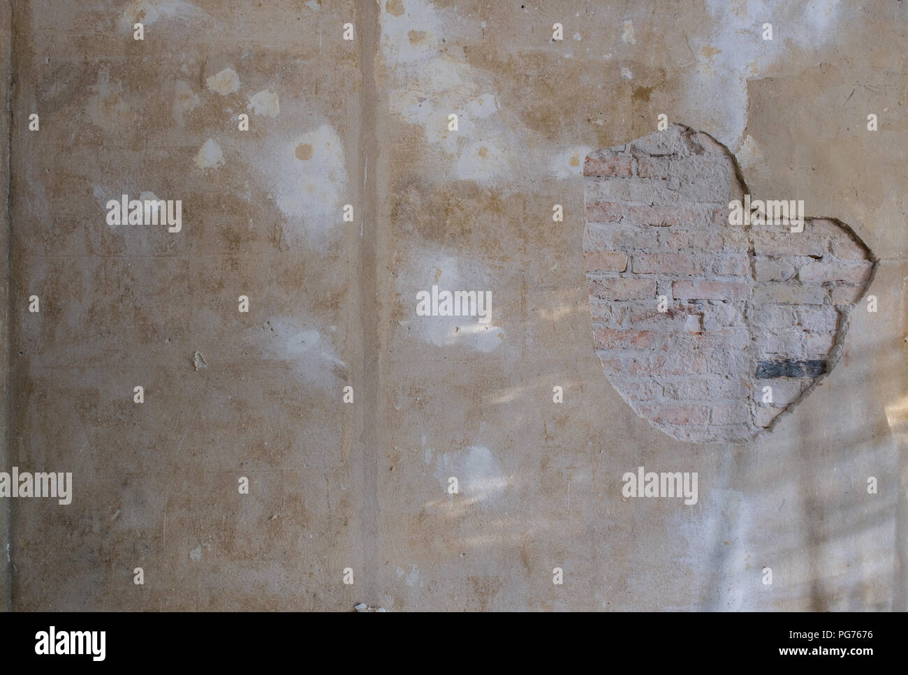 Alten Ziegel Wand mit abblätternden Putz - Wohnung Renovierung Hintergrund - Stockfoto Alten Ziegel Wand mit abblätternden Putz - Wohnung Renovierung Hintergrund - Stockfoto