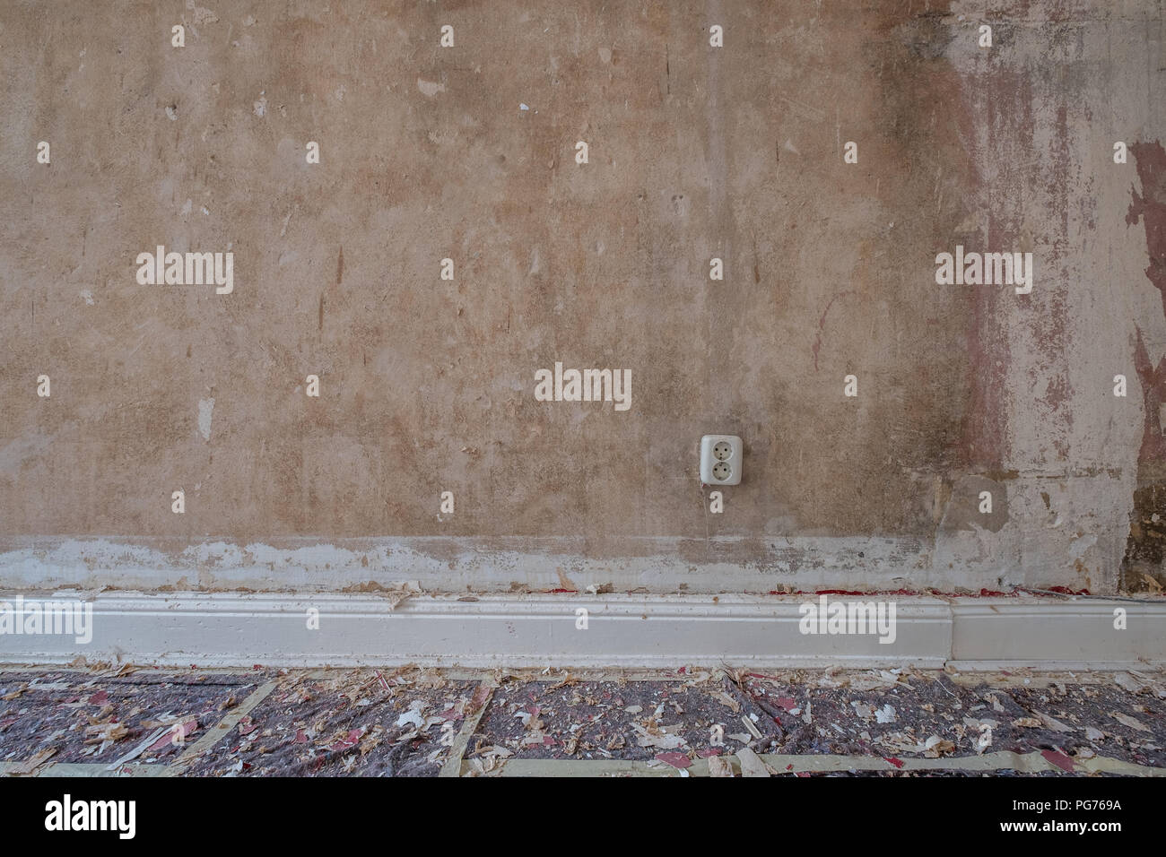 Vintage pflasterwand Textur während der Renovierung mit alten elektrischen Steckdose - Stockfoto Vintage pflasterwand Textur während der Renovierung mit alten elektrischen Steckdose - Stockfoto