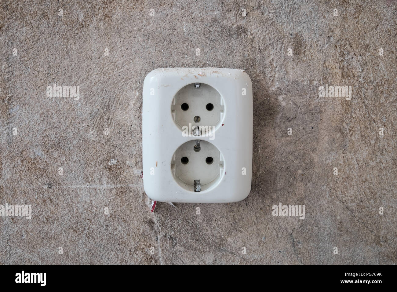 Alte elektrische Steckdose auf vintage Wand während Home Renovierung, Restaurierung - Stockfoto Alte elektrische Steckdose auf vintage Wand während Home Renovierung, Restaurierung - Stockfoto