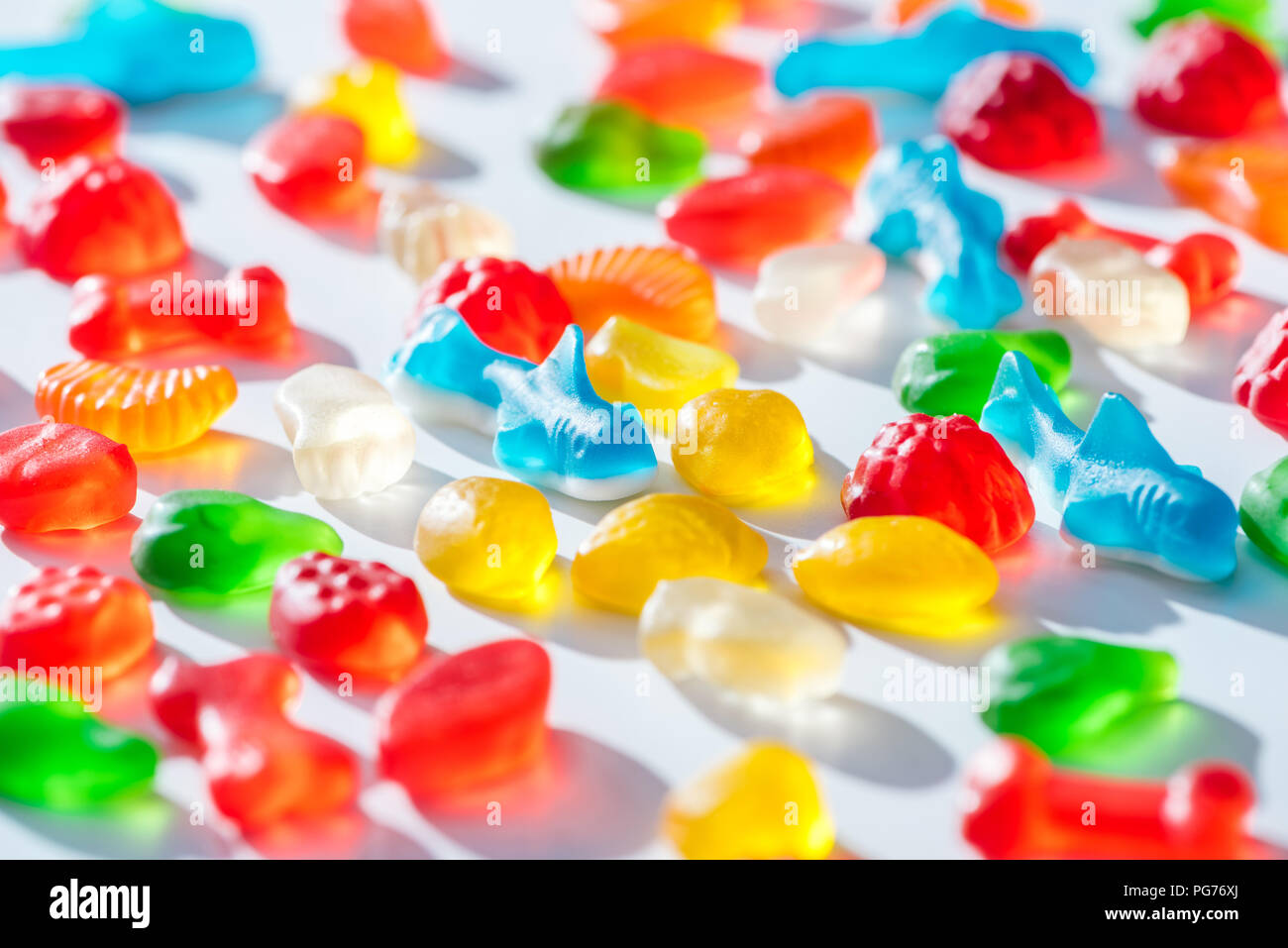 Verschiedene jelly farbigen Bonbons auf weiße Oberfläche Stockfoto