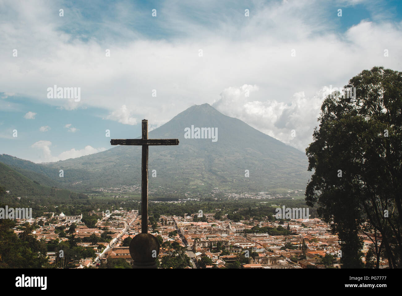 Katholische Kreuz an der Spitze des Cerro de la Cruz mit Blick über die Stadt Antigua, Guatemala und Vulkans Acatenango Stockfoto