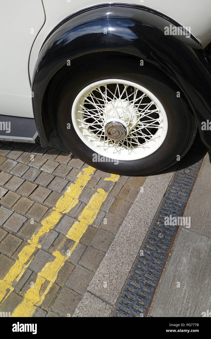Oldtimer Rolls Royce auf doppelten gelben Linien auf Straßen um Warwick geparkt Stockfoto