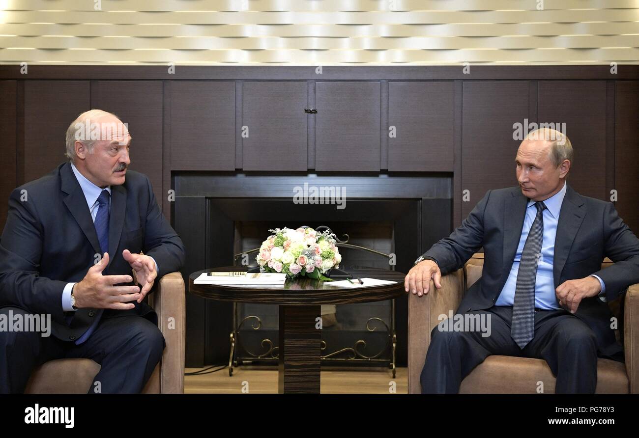 Der russische Präsident Wladimir Putin, rechts, mit dem weißrussischen Präsidenten Alexander Lukaschenko am Beginn der bilateralen Sitzung am Schwarzen Meer Ferienhäuser Residence 22. August in Sotschi, Russland 2018. Stockfoto