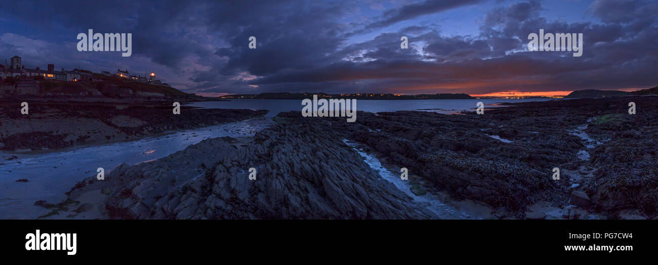 Panorama des Roches Point und Cork an der Südküste Irlands bei Dämmerung Stockfoto