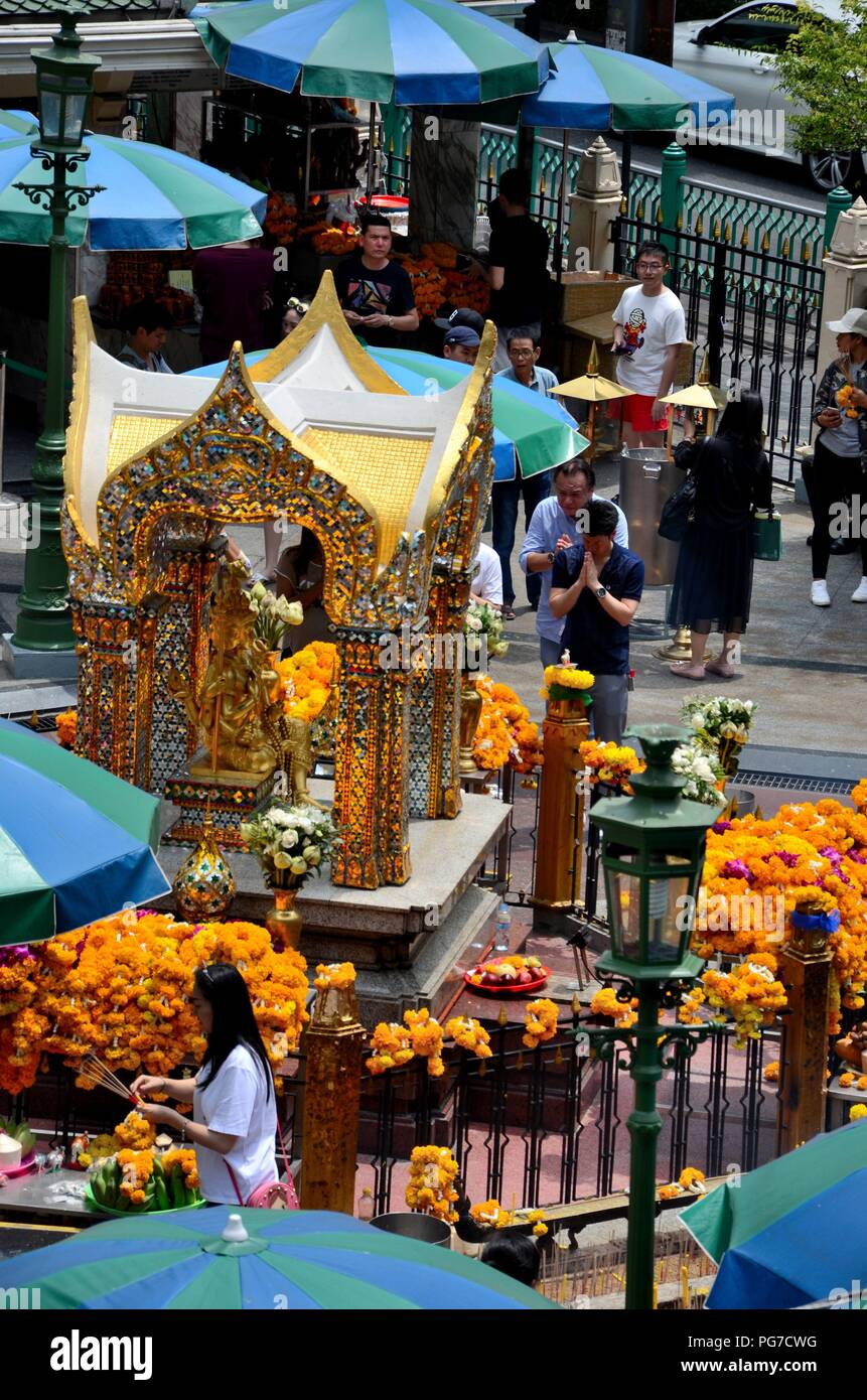 Thai Anbeter geben Angebote und suchen Segnungen an vier vorangegangen  Erawan-schrein Bangkok Thailand Stockfotografie - Alamy