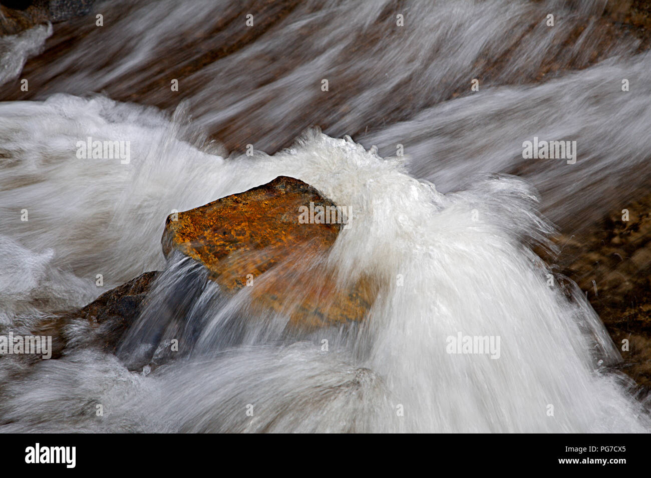 White Water Muster und Rock in schnell fliessenden Fluss Stockfoto