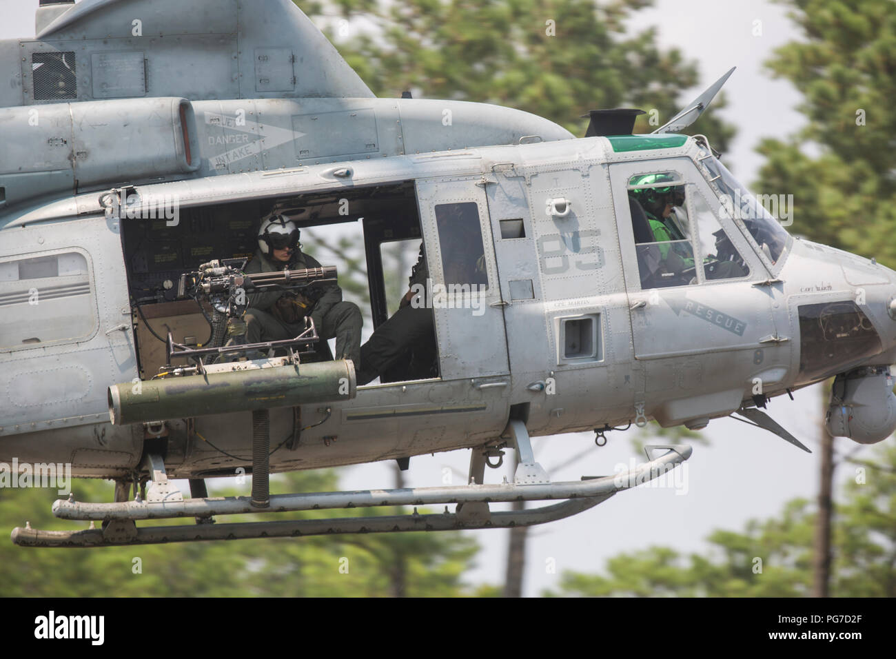 Ein U.S. Marine Corps UH-1Y Huey mit Marine Light Attack Helicopter Squadron (HMLA) 269 bei einer Scharfschaltung ankommt und tanken Punkt (KASSENAERZTE) auf Marine Corps abgelegenen Landeplatz Atlantic, N.C., Aug 14., 2018. Die KASSENAERZTE ist eine temporäre Station, die schnell tankt und Arme Flugzeuge die es Ihnen ermöglichen, den Tankvorgang zu beschleunigen. HMLA-269 ist ein Teil der Marine Flugzeuge Gruppe 29, 2. Marine Flugzeugflügel. (U.S. Marine Corps Foto von Lance Cpl. Ethan Pumphret) Stockfoto