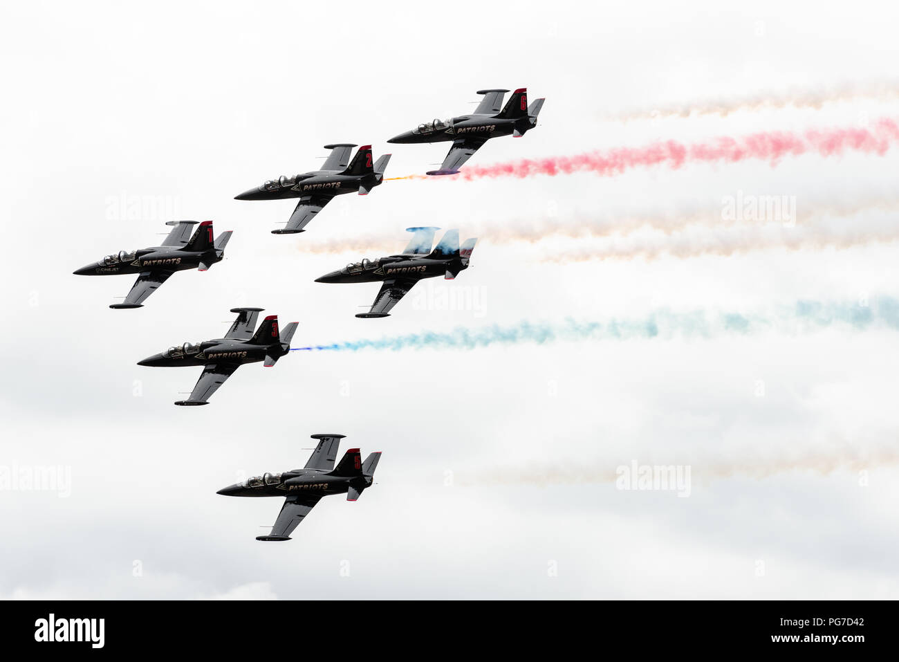 Die patrioten Jet Team führt eine Antenne Demonstration in der Luft- und Raumfahrt Expo am Beale Air Force Base, Kalifornien, 28. April 2018. Die patrioten Jet Team ist die größte zivile Besitz Kunstflug jet Mannschaft in der westlichen Hemisphäre. (U.S. Air Force Foto von älteren Flieger Lauren Parsons) Stockfoto