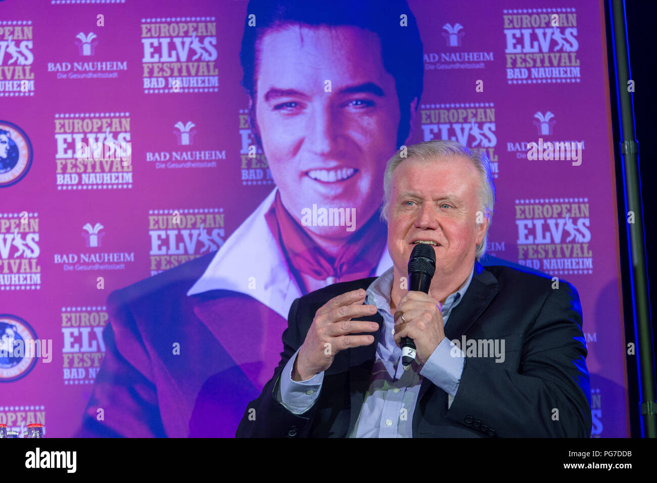BAD NAUHEIM, Deutschland - am 19. August 2018: Ed Enoch (Sänger, die Briefmarken Quartett) spricht über seine Erfahrungen mit Elvis Presley auf der 17. europäischen Elv Stockfoto