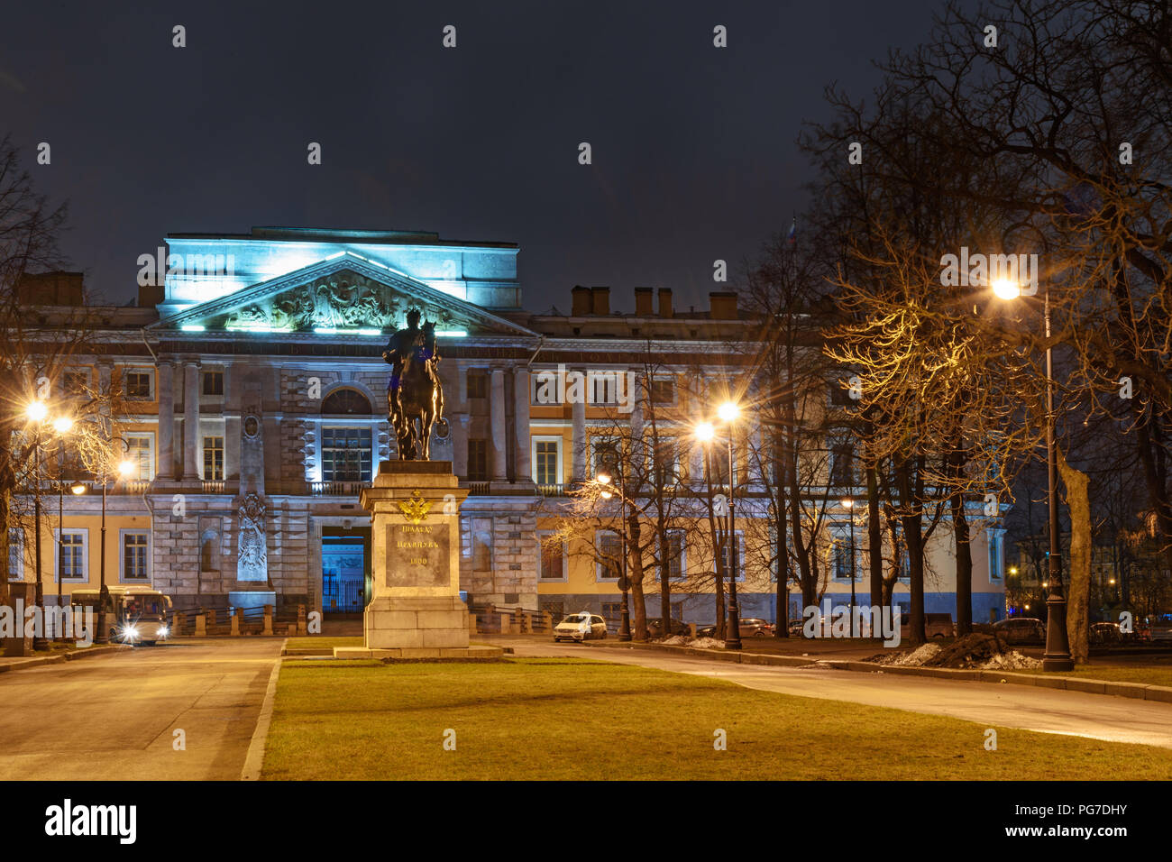 Saint Petersburg, Russland - Januar 5, 2018: Monument für Peter ich vor Saint Michael's Burg bei Nacht Stockfoto