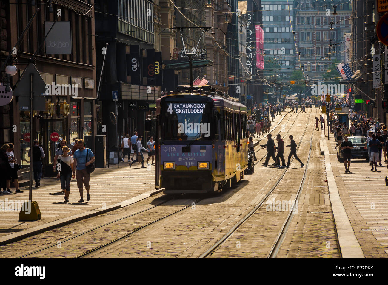 Stadtzentrum von Helsinki, Blick auf einen Sommerabend entlang der Aleksanterinkatu, einer beliebten Einkaufsstraße im Zentrum von Helsinski, Finnland. Stockfoto