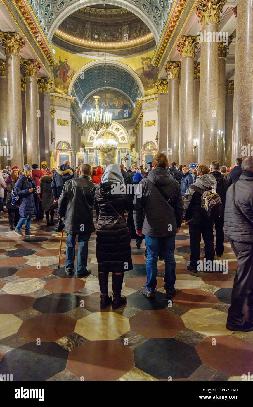 Saint Petersburg, Russland - Januar 6, 2018: die Menschen auf Weihnachten Service in der Kasaner Kathedrale Stockfoto