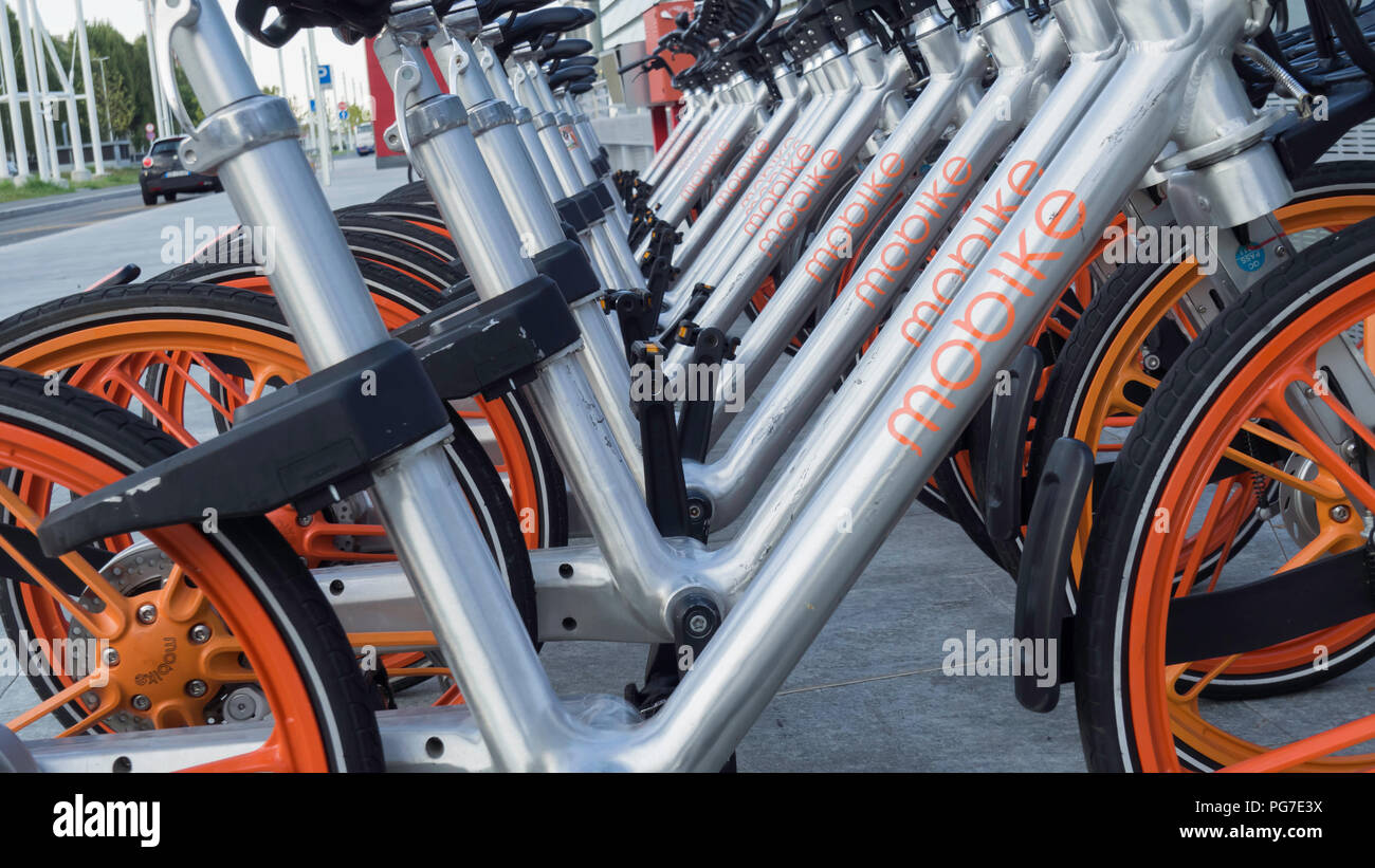 August 2018: Fahrräder aus einer bekannten Bike Sharing Unternehmen stellten sich an den Eingang des Turin Porta Susa Bahnhof. August 2018 in Turin Stockfoto