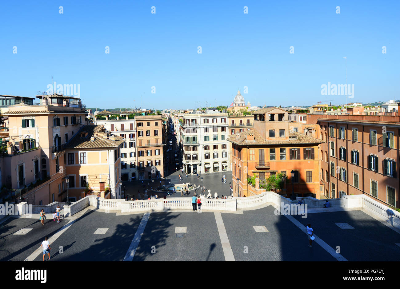 Ein Blick auf die Piazza di Spangna vom oberen Ende der Spanischen Treppe in Rom. Stockfoto