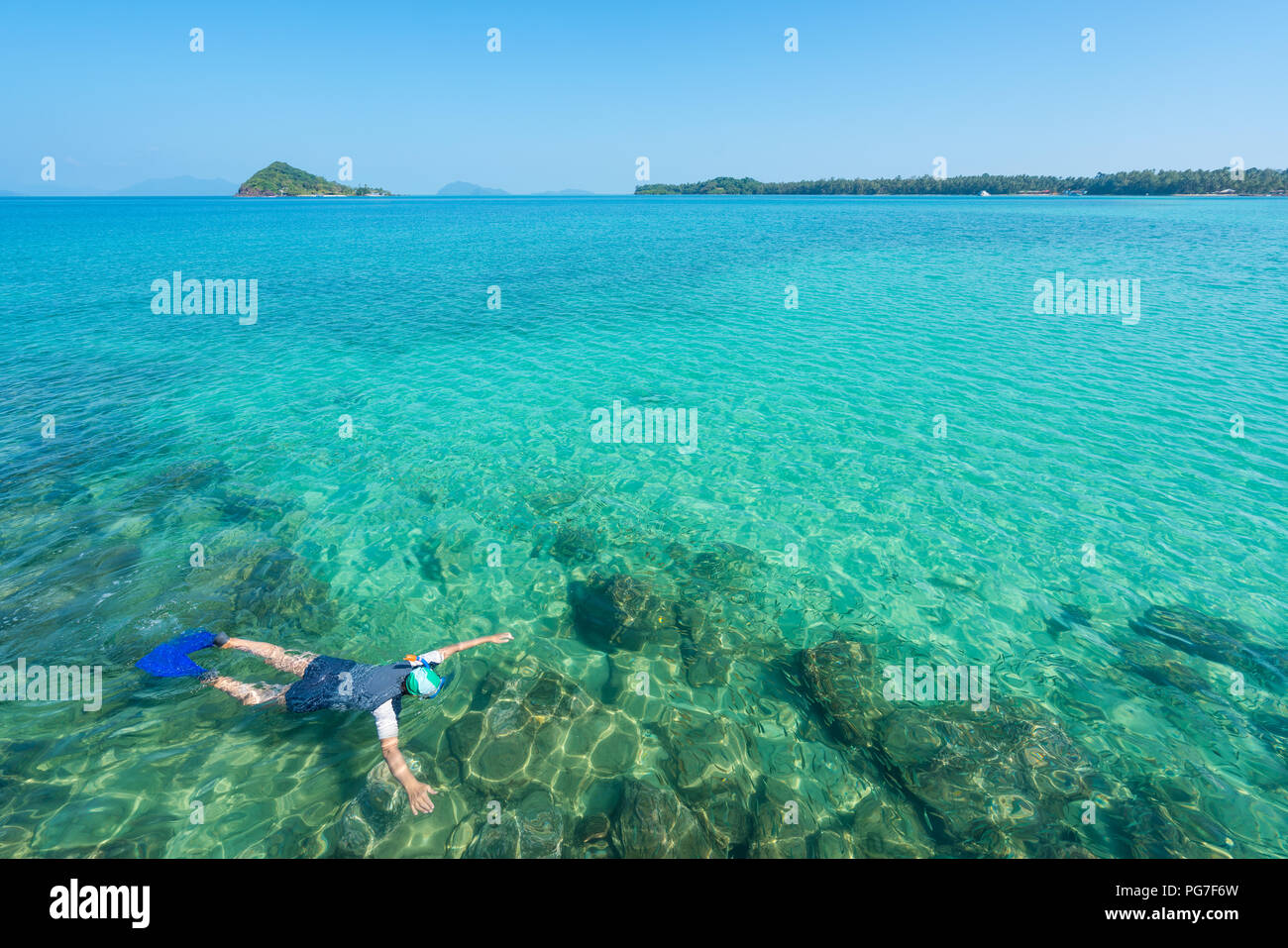 Touristen schnorcheln im kristallklaren türkisblauen Wasser in der Nähe von Tropical Resort in Phuket, Thailand. Sommer, Ferien, Reisen und Urlaub. Stockfoto