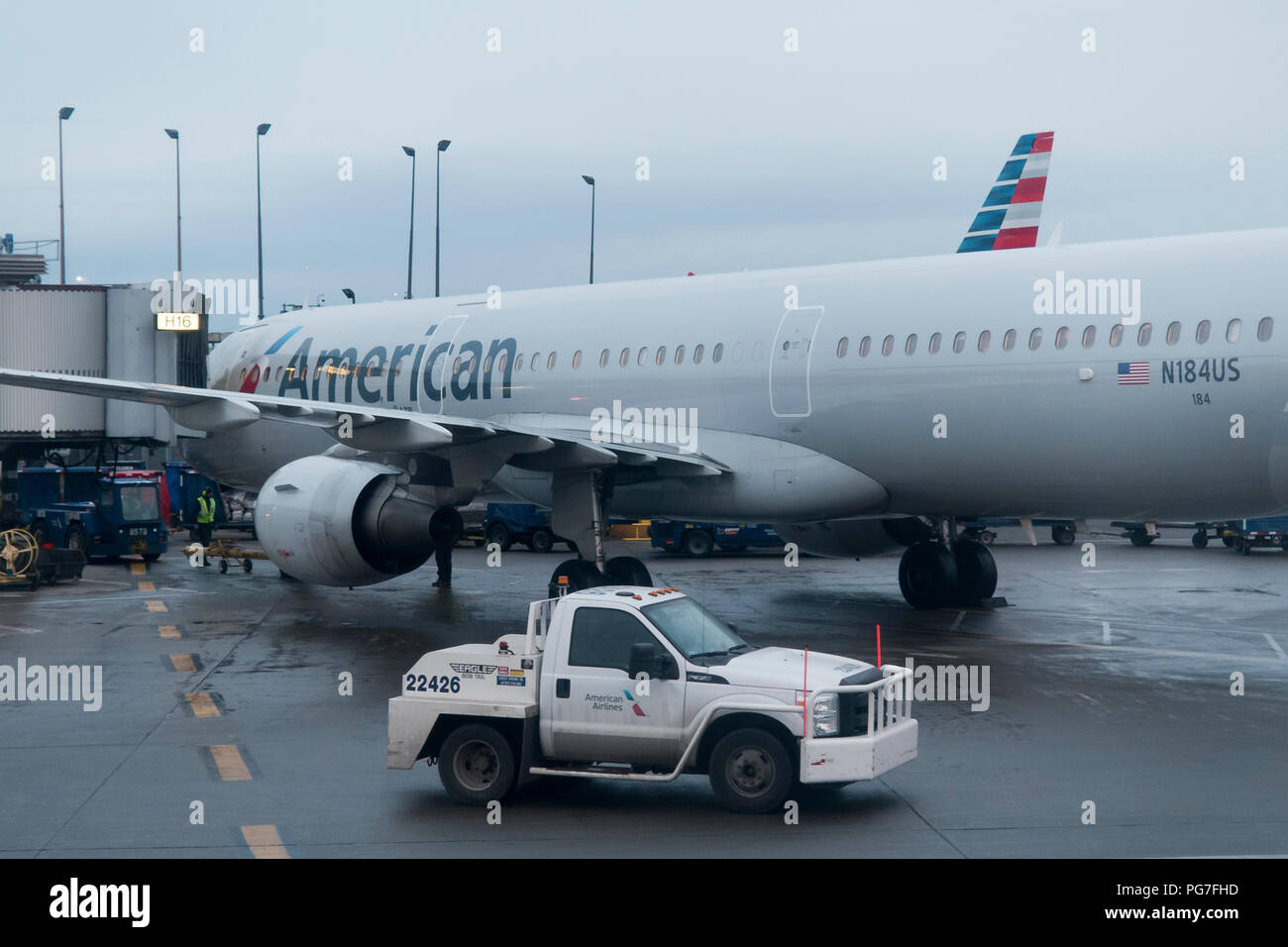 American Airlines Jet auf dem Flughafen Vorfeldbereiches während eines regnerischen Tag geparkt - USA Stockfoto