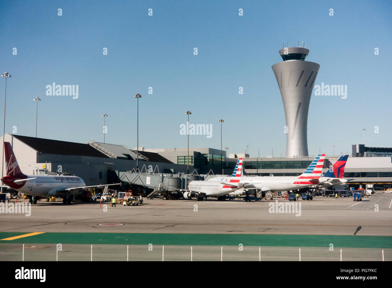 San Francisco International Airport Air Traffic Control Tower und Schürze - San Francisco, Kalifornien, USA Stockfoto