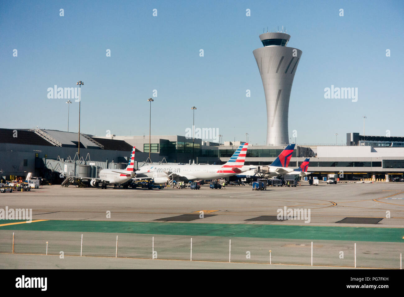 San Francisco International Airport Air Traffic Control Tower und Schürze - San Francisco, Kalifornien, USA Stockfoto