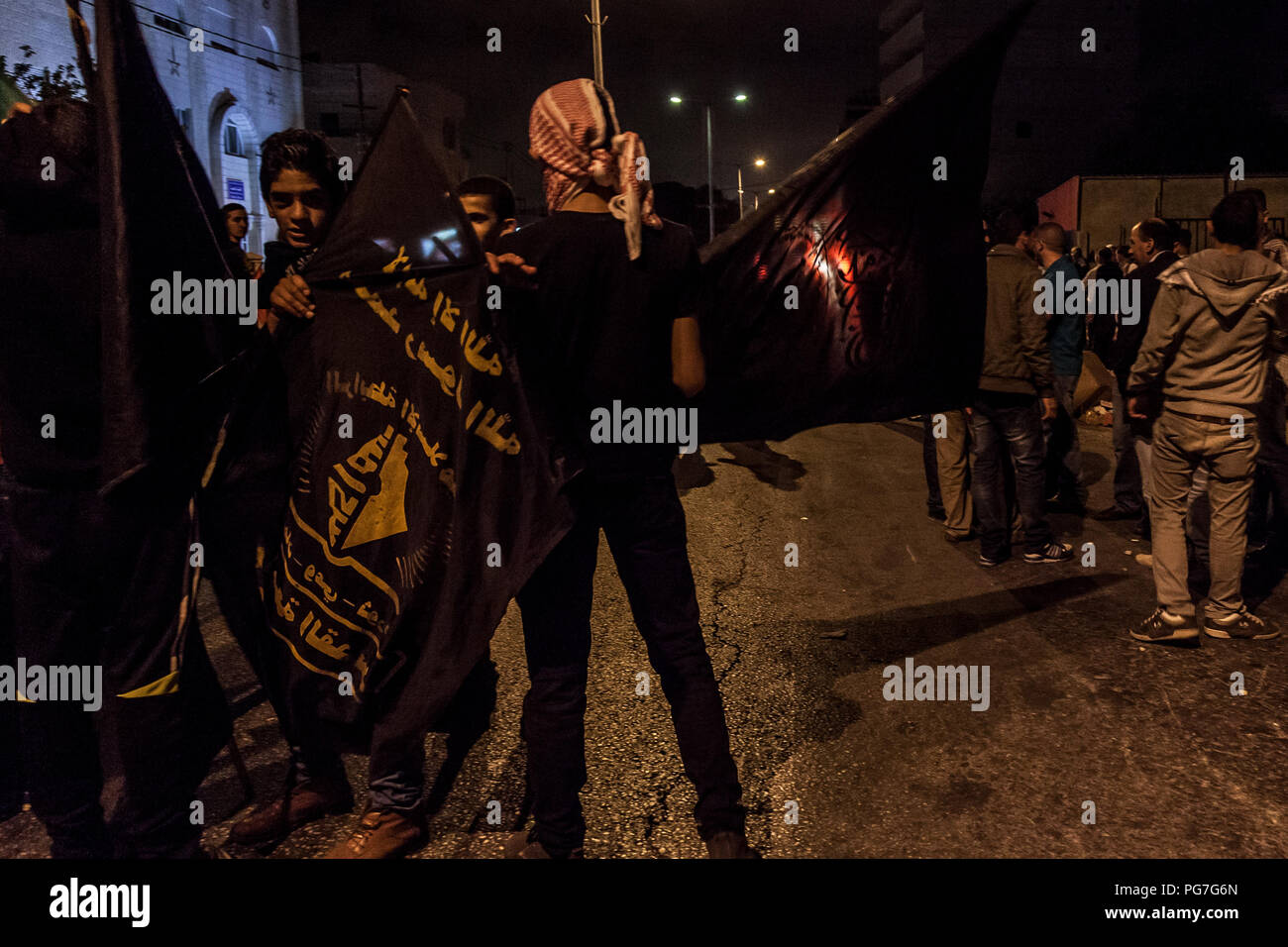 Bethlehem, Palästina, 23. Juli 2014: Palästinensische Jugend eine Straße vor der Trennmauer in Bethlehem während der Nacht Ausschreitungen gegen Israel. Stockfoto