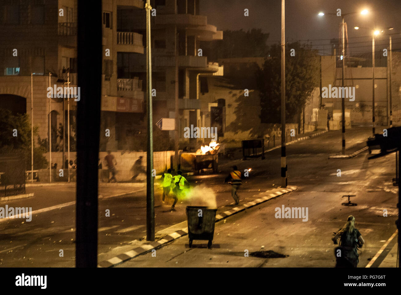 Bethlehem, Palästina, 23. Juli 2014: Sanitäter zu einem Unfall vor der Trennmauer in Bethlehem im palästinensischen Nacht Ausschreitungen gegen Stockfoto