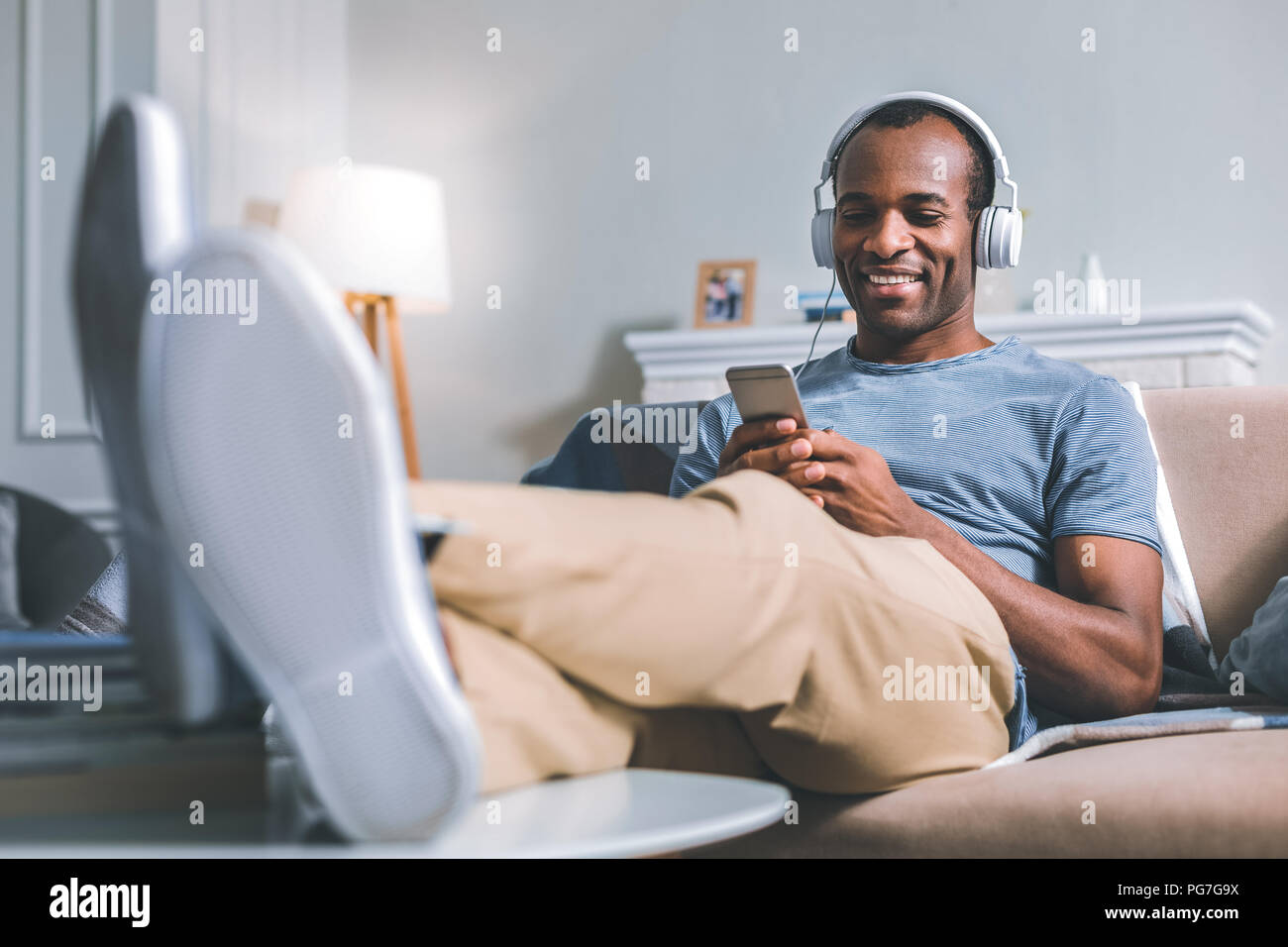 Lächelnd Mann hören zu einem lieblingslied Stockfoto